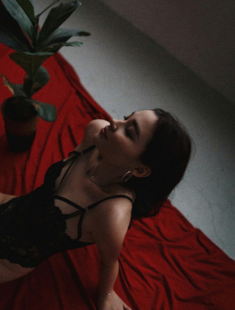 Девушка массажистка Арина, салон Арина